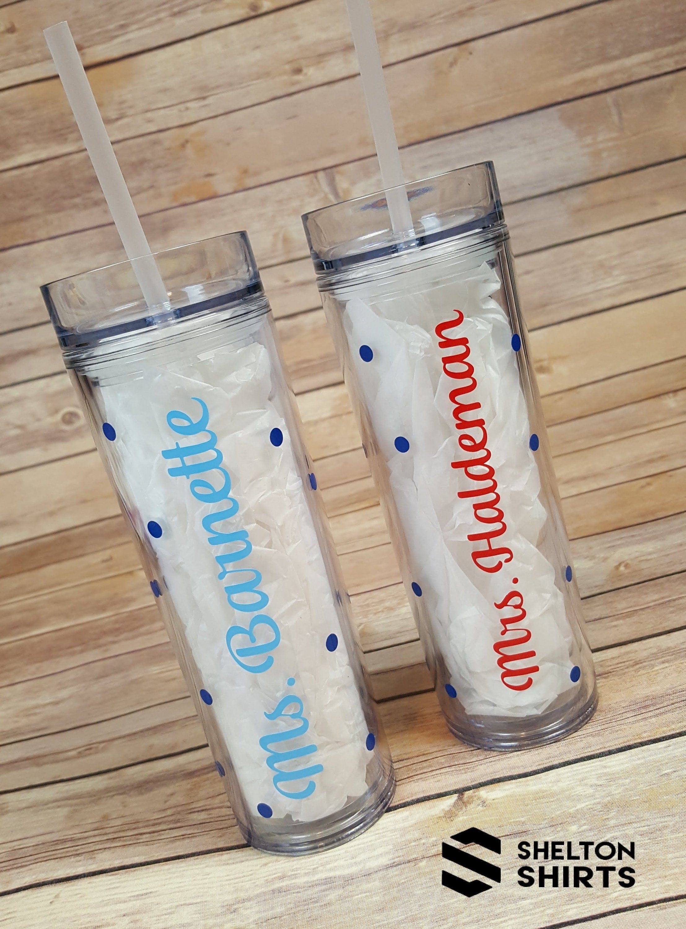 https://candywrapperstore.com/cdn/shop/products/personalized-teacher-s-script-name-and-dots-acrylic-clear-tumbler-with-straw-and-free-personalization-teacher-appreciation-gift-teacherscriptskinnytumbler-32422786269342.jpg?v=1690989974